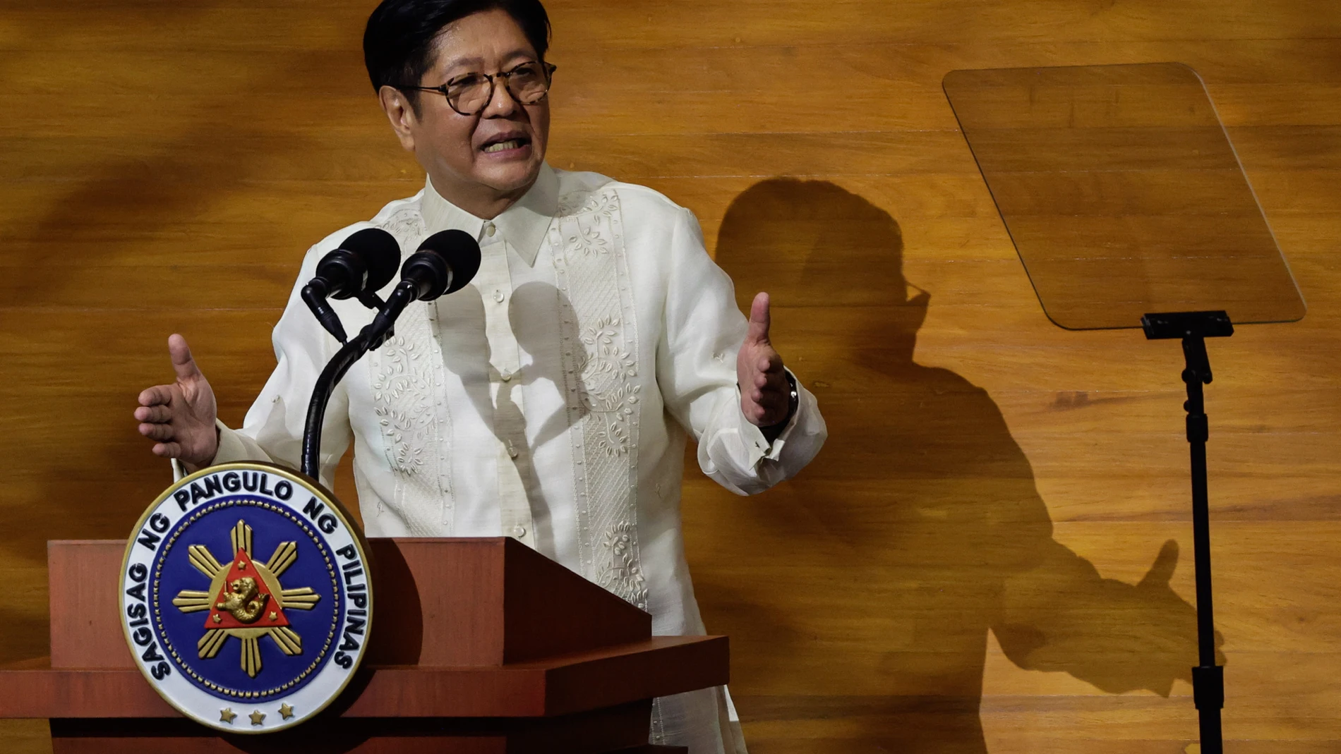 QUEZON CITY (Philippines), 28/07/2025.- Philippine President Ferdinand Marcos Jr., delivers his State of the Nation Address (SONA) at the plenary hall of Congress in Quezon City, Metro Manila, Philippines, 28 July 2025. Marcos delivered the fourth SONA of his term, reporting on government accomplishments and planned programs for the future of the country. (Filipinas) EFE/EPA/ROLEX DELA PENA