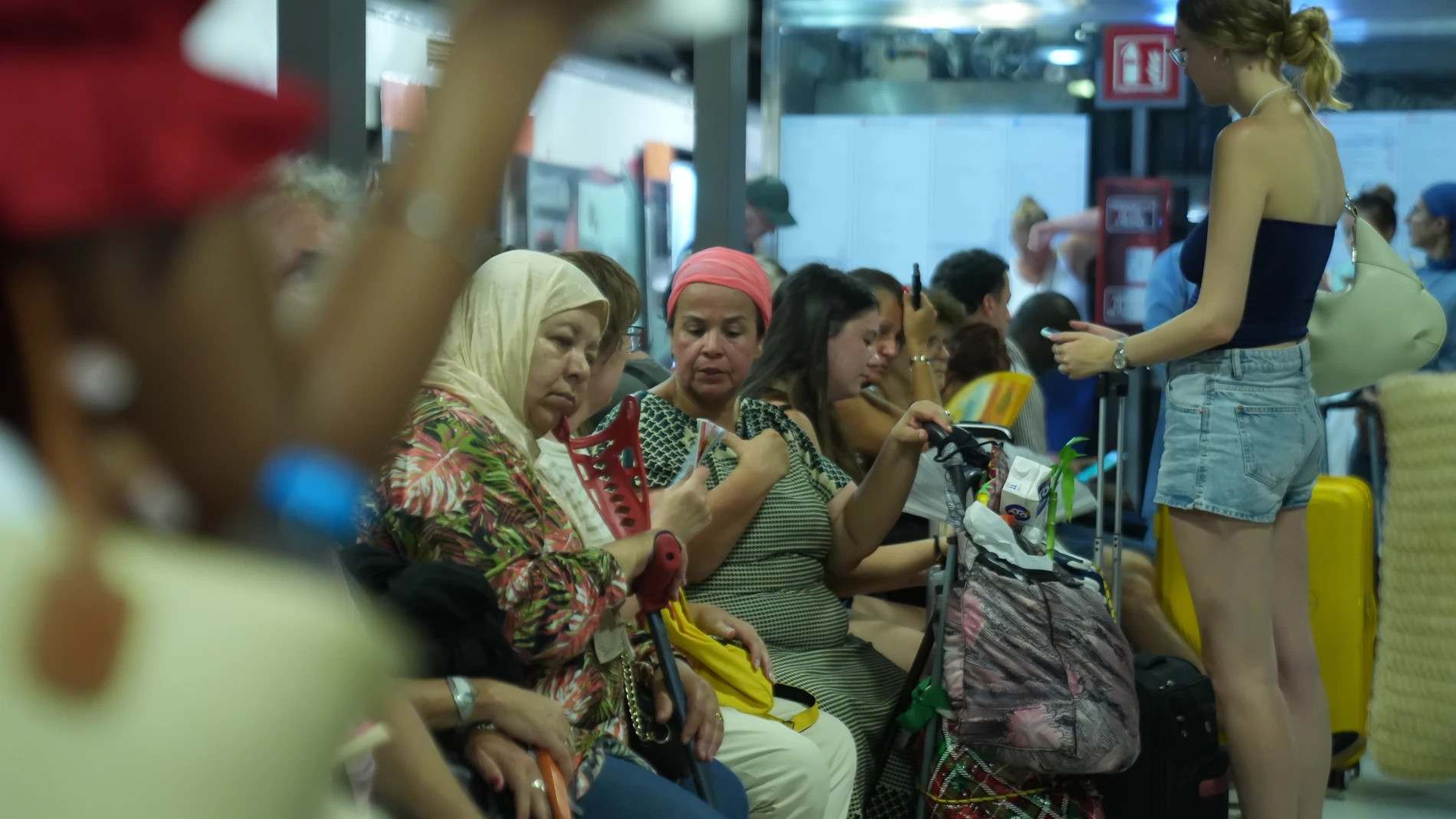 Pasajeros en la estación de Sants durante el corte de todas las líneas de rodalies, a 28 de julio de 2025, en Barcelona (España). 28 JULIO 2025 David Zorrakino / Europa Press 28/07/2025