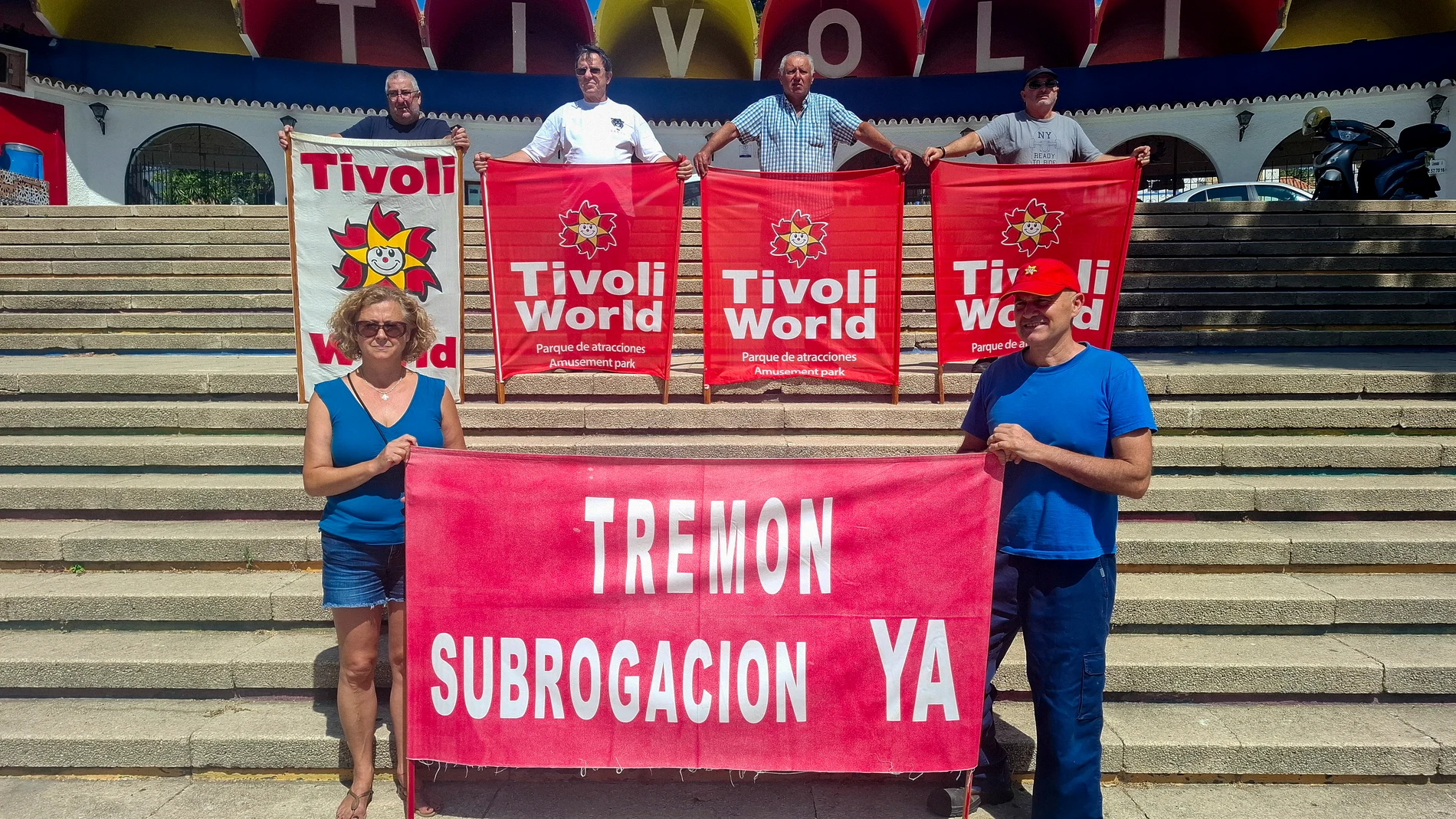 BENALMÁDENA (MÁLAGA), 28/07/2025.- Exempleados del mítico parque de atracciones de la Costa del Sol 'Tívoli World', que se manifiestan periódicamente en defensa del recinto, que sigue a la espera de resurgir y está casi intacto gracias a ellos, que lo custodian y mantienen. EFE/Salvador Ruiz