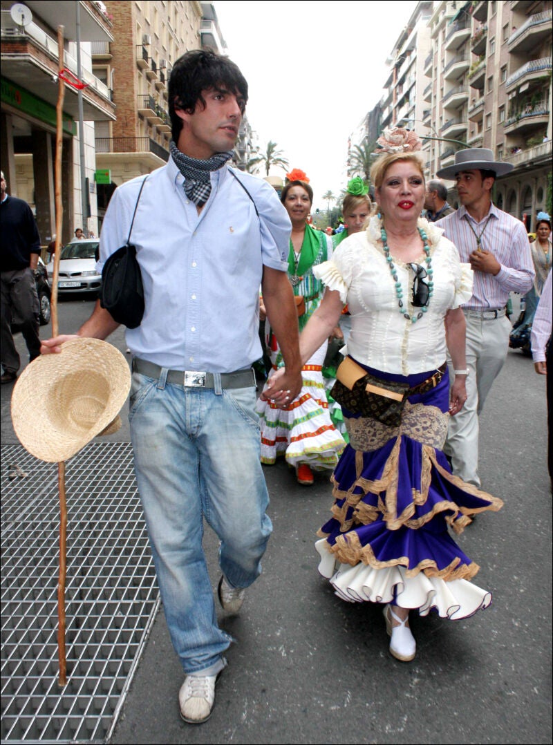 Alejandro Sancho junto a su madre, María Jiménez