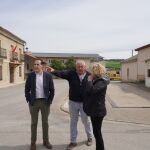 El presidente de la Diputación de Valladolid, Conrado Íscar, en la visita a un municipio de la provincia