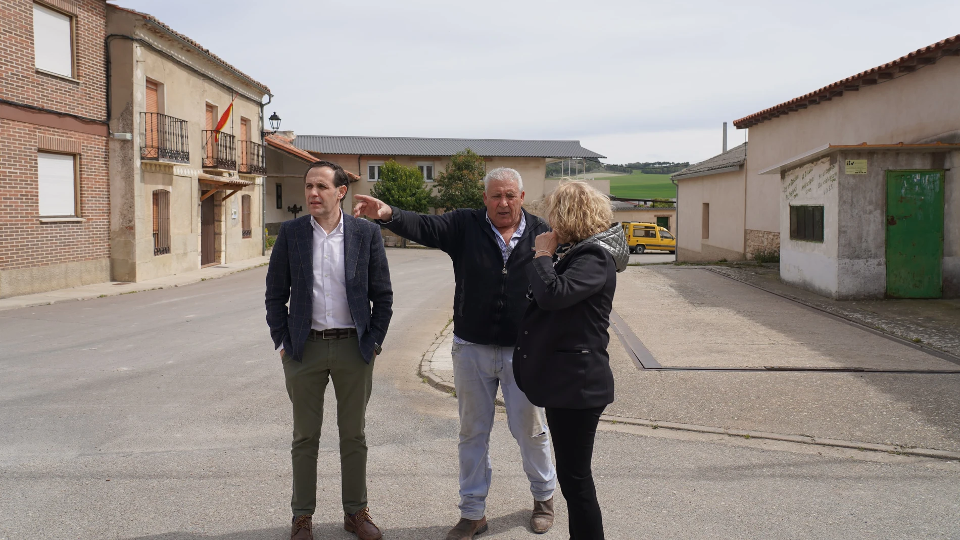 El presidente de la Diputación de Valladolid, Conrado Íscar, en la visita a un municipio de la provincia