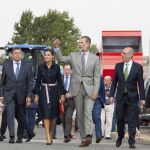 Los Reyes, junto al presidente de la Diputación de Salamanca, Javier Iglesias, en la inauguración de la Feria Salamaq 2018