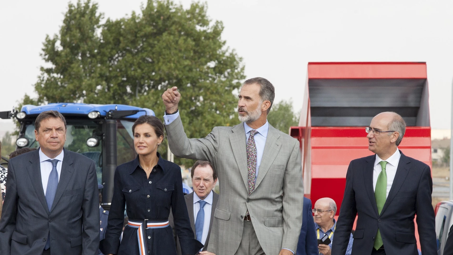 Los Reyes, junto al presidente de la Diputación de Salamanca, Javier Iglesias, en la inauguración de la Feria Salamaq 2018