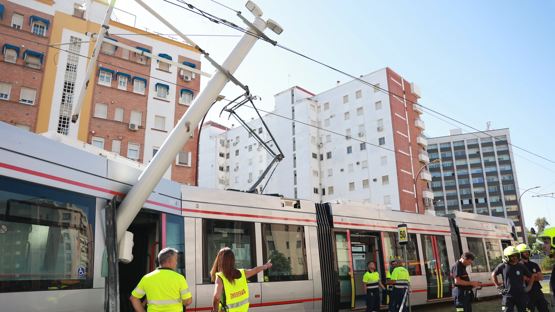 Accidente del tranvía tras chocar con una catenaria. A 28 de julio de 2025, en Sevilla (Andalucía, España). El servicio de Metrocentro de Sevilla ha quedado suspendido de forma momentánea en un tramo de la avenida San Francisco Javier por una incidencia que ha provocado un golpe a la catenaria. El suceso se ha saldado sin que hayan resultado afectadas las personas que viajaban a bordo de los vagones, según informa el Ayuntamiento a través de Emergencias Sevilla.28 JULIO 2025Rocío Ruz / Eu...