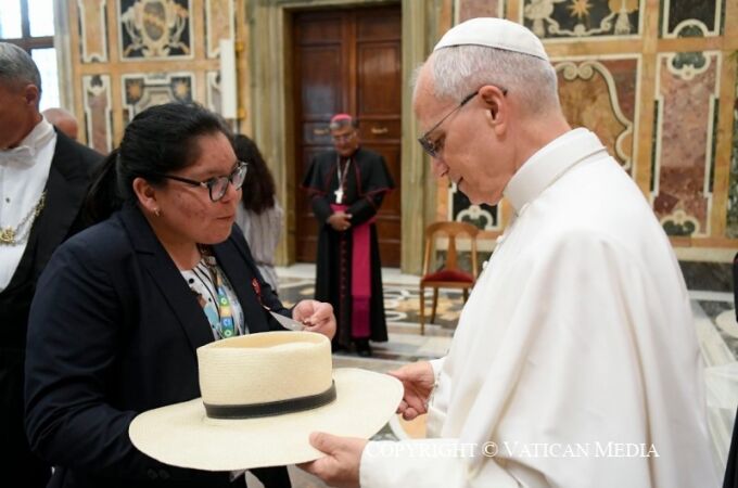 María Elena Cruz - Tita Cruz le trajo al papa un sombrero de Toquilla de Catacaos