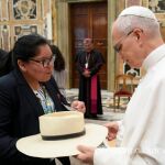 María Elena Cruz - Tita Cruz le trajo al papa un sombrero de Toquilla de Catacaos