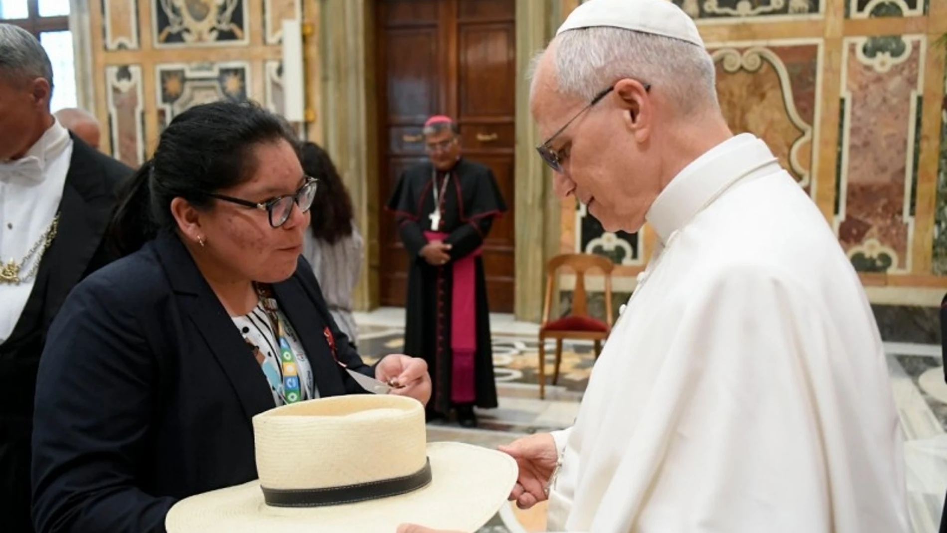 María Elena Cruz - Tita Cruz le trajo al papa un sombrero de Toquilla de Catacaos