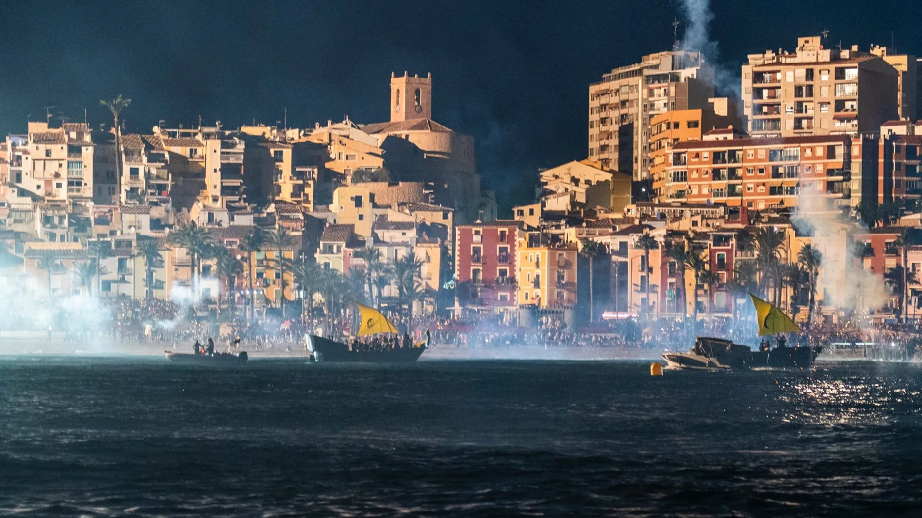 El acto del Desembarco recrea el ataque por mar de piratas berberiscos del año 1538 a La Vila Joiosa, Alicante