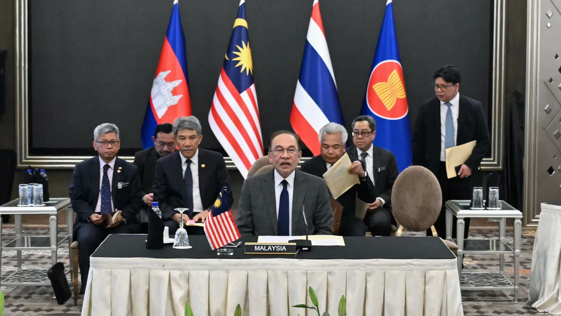 Putrajaya (Malaysia), 28/07/2025.- Malaysia's Prime Minister Anwar Ibrahim (C) mediates talks with Cambodia's Prime Minister Hun Manet and Thailand's acting Prime Minister Phumtham Wechayachai on a possible ceasefire between Thailand and Cambodia; in Putrajaya, Malaysia, 28 July 2025. Thailand and Cambodia's leaders are due to meet for peace talks on 28 July, as a festering territorial dispute along their shared frontier dragged into a fifth day of open combat. (Camboya, Malasia, Tailandia) E...