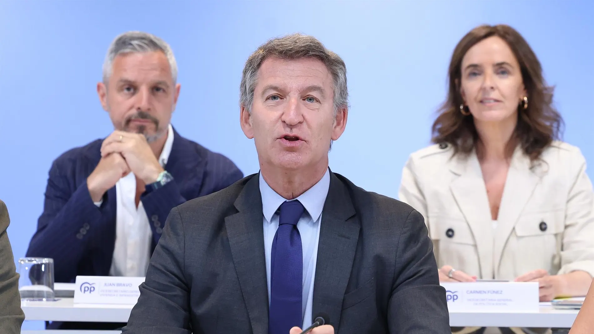 Feijóo censura el "cupo separatista" y dice a los catalanes que Cataluña necesita "cambiar de Gobierno, no de pasaporte"