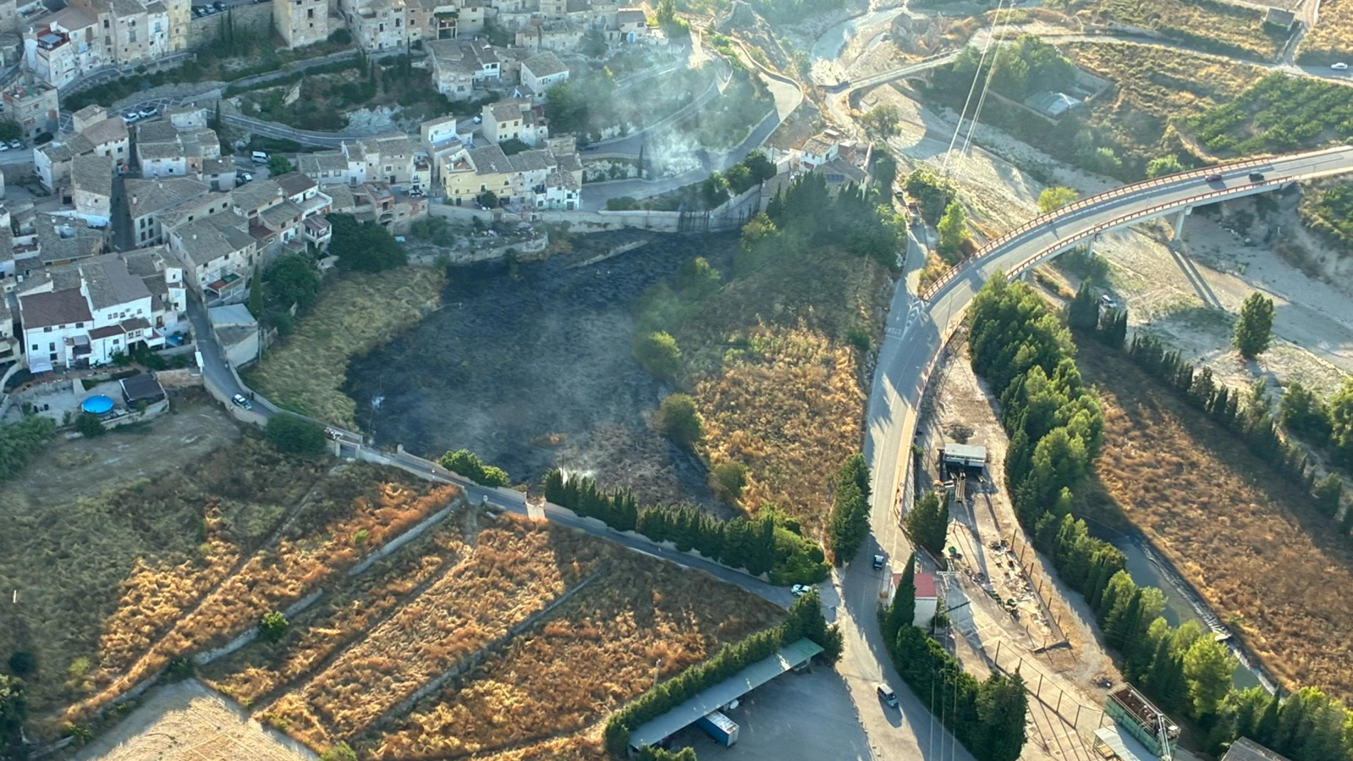 Arden unos 3.000 m2 de matorral en un incendio en las inmediaciones de la Plaza Vieja de Cehegín REMITIDA / HANDOUT por BOMBEROS Fotografía remitida a medios de comunicación exclusivamente para ilustrar la noticia a la que hace referencia la imagen, y citando la procedencia de la imagen en la firma 27/07/2025