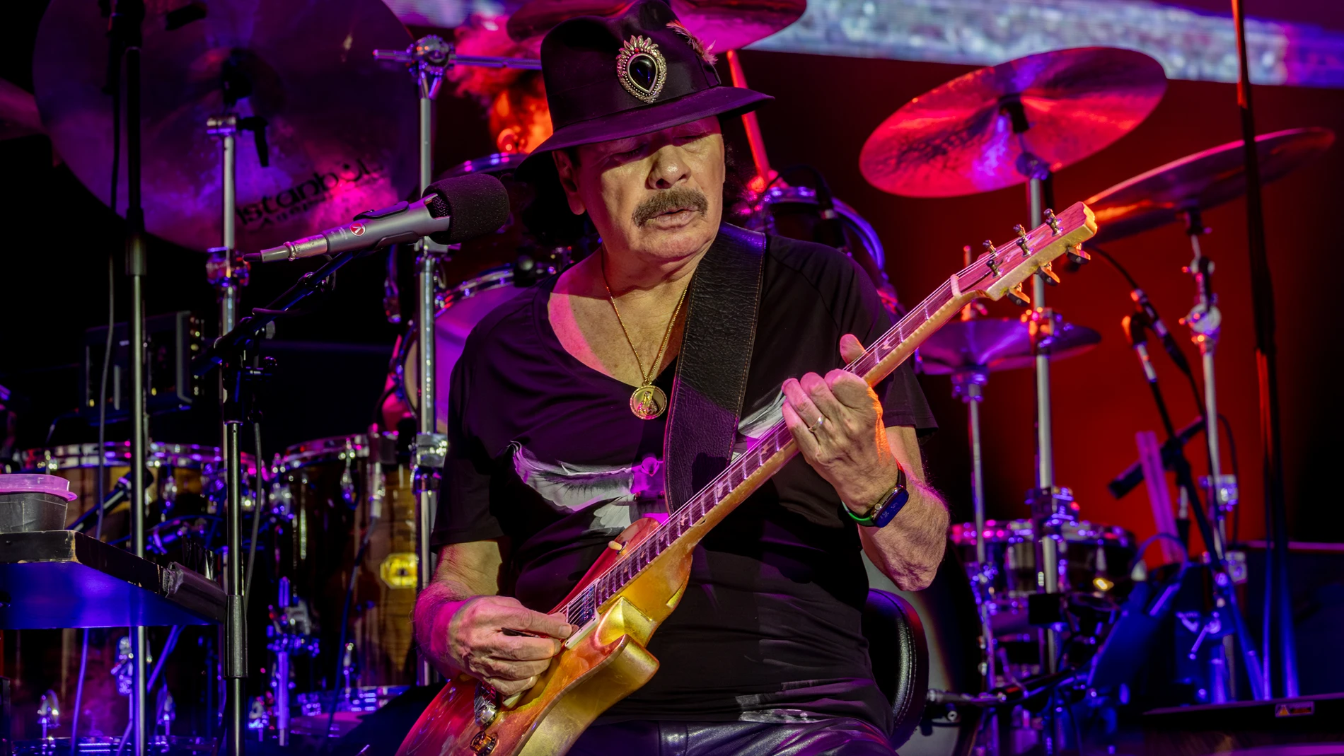 El guitarrista Santana, durante un concierto en el festival Noches del Botánico, en el Real Jardín Botánico Alfonso XIII, a 28 de julio de 2025, en Madrid (España).Carlos Santana, reconocido guitarrista y pionero en la fusión de rock, blues y ritmos afrolatinos, presenta su Oneness Tour en Noches del Botánico. Con casi seis décadas de carrera, ha obtenido diez premios Grammy y tres Grammy latinos, y ha publicado más de treinta discos. Santana fue parte del cartel del festival de Woodstock en ...