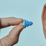 Ni esperes a que duela ni te automediques: así puedes prevenir la otitis del bañista en verano