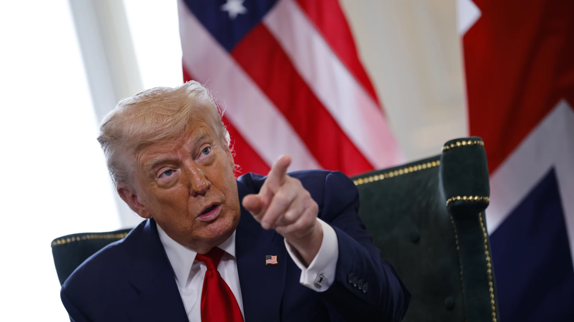 TURNBERRY (United Kingdom), 28/07/2025.- US President Donald J. Trump gestures during a meeting with the British prime minister at the Trump Turnberry golf resort in Turnberry, Scotland, Britain, 28 July 2025. President Trump is on a private trip to Scotland to visit his golf courses. (Reino Unido) EFE/EPA/TOLGA AKMEN / POOL