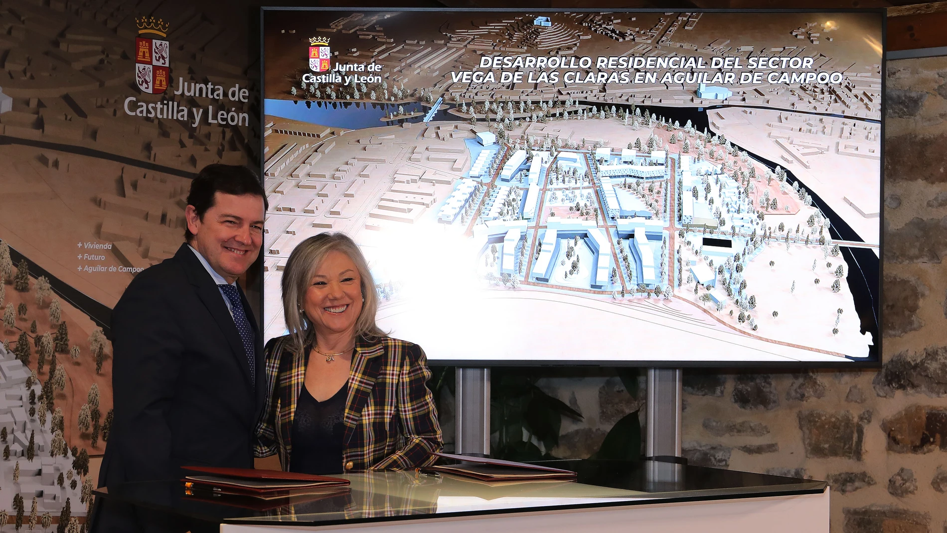El presidente de la Junta de Castilla y León, Alfonso Fernández Mañueco, firma el Protocolo General de Actuación para el desarrollo residencial 'Vega de las Claras' en Aguilar de Campoo (Palencia) con la alcaldesa de Aguilar, María José Ortega