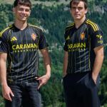 Francho y Pau Sans, con la segunda equipación del Real Zaragoza