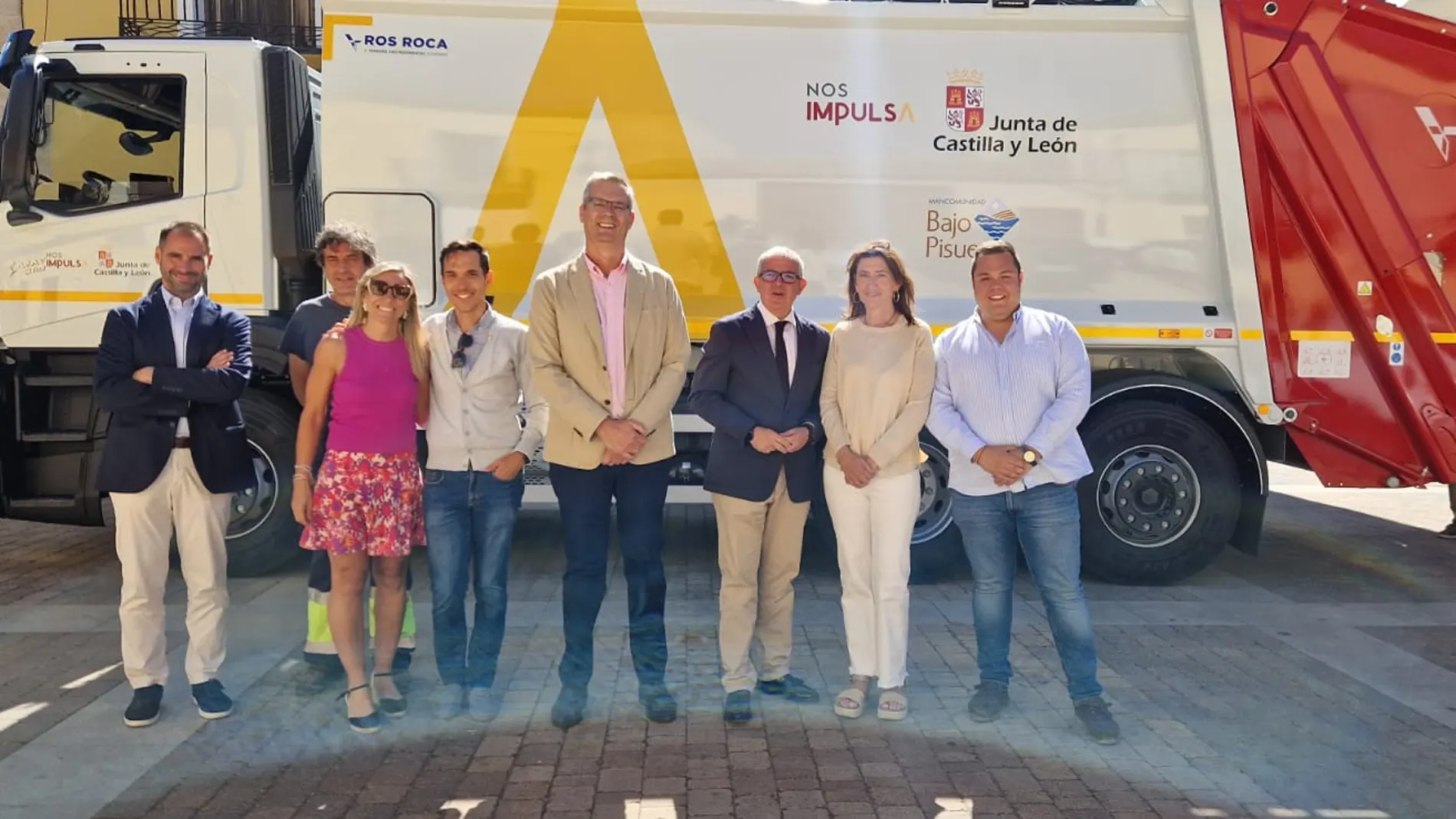 El director de Administración Local de la Consejería de la Presidencia, Emilio Arroita, participa en la entrega del camión del Bajo Pisuerga