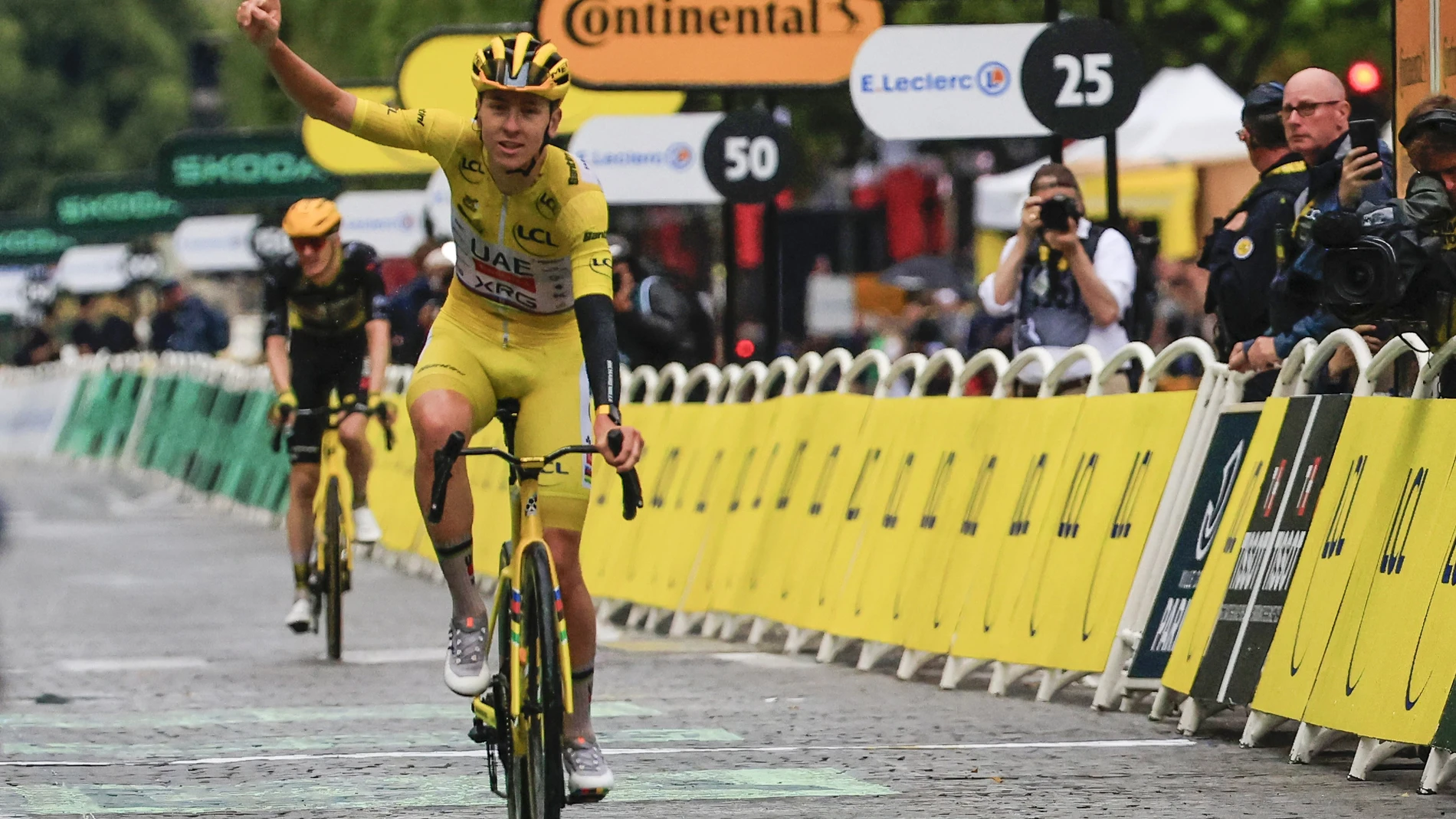 28 July 2025, France, Mantes-la-Ville: Slovenian cyclist Tadej Pogacar of UAE Team Emirates XRG, in action during the twenty first stage of the Tour de France cycling race, 160,4 Km from Bollene to Valence. Photo: Stefano Cavasino/LiveMedia-IPA/ZUMA Press Wire/dpa Stefano Cavasino/LiveMedia-IPA/Z / DPA 28/07/2025 ONLY FOR USE IN SPAIN
