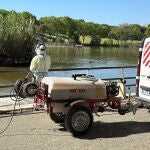 Labores de fumigación en estanques de competencia municipal contra los mosquitos