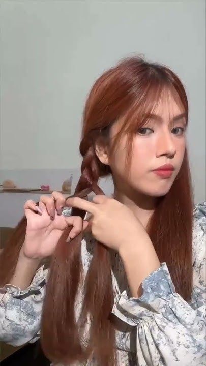 Hacer dos trenzas sueltas antes de dormir ayuda a evitar enredos y conseguir ondas suaves. 