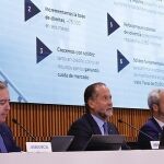 De izquierda a derecha, el consejero delegado de ABANCA, Francisco Botas, el presidente, Juan Carlos Escotet Rodríguez, y el director general de Finanzas, Alberto de Francisco, durante la presentación de resultados.