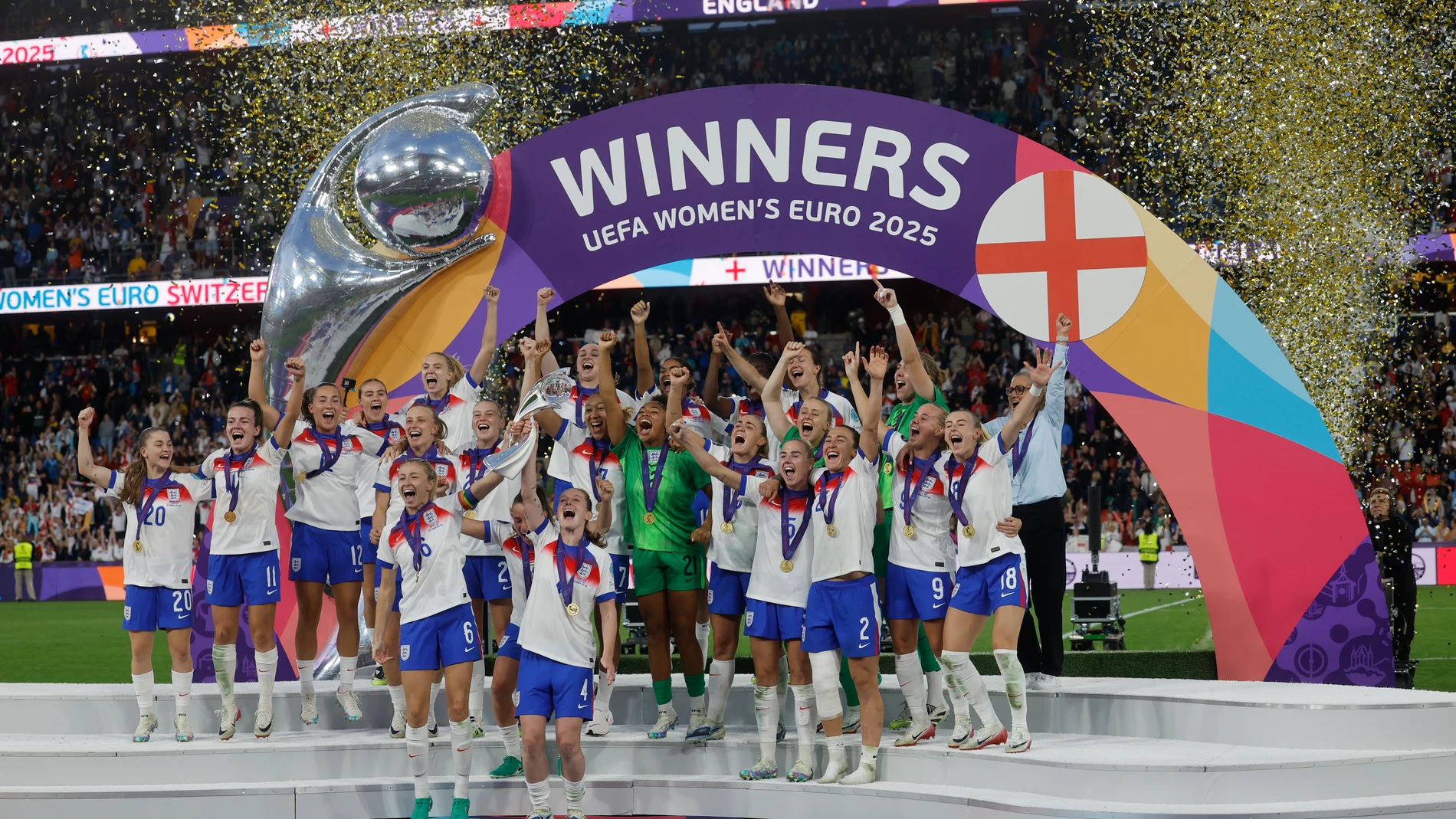 FOTODELDÍA BASILEA (SUIZA), 27/07/2025.- Las jugadoras de la selección de Inglaterra celebran su victoria en la final de la Eurocopa Femenina 2025 que han disputado este domingo frente a España en el St. Jakob Park de Basilea (Suiza). EFE/ Ana Escobar