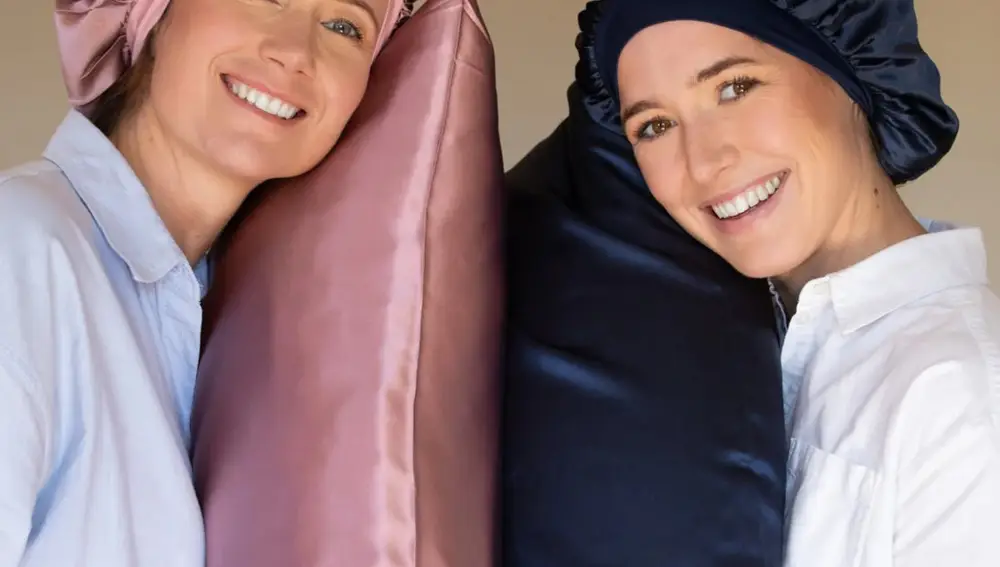 Dormir con funda de satén o gorro de seda reduce el frizz y protege el pelo del roce.