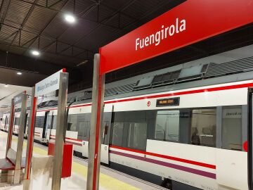 Imagen de un tren de cercanías en Fuengirola