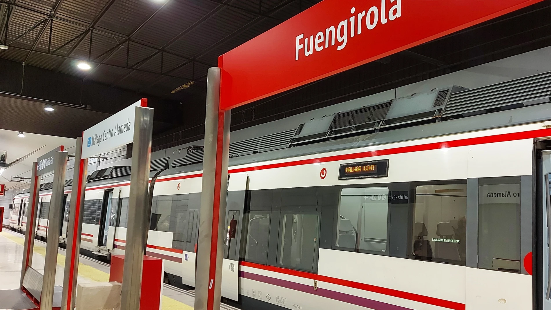 Imagen de un tren de cercanías en Fuengirola
