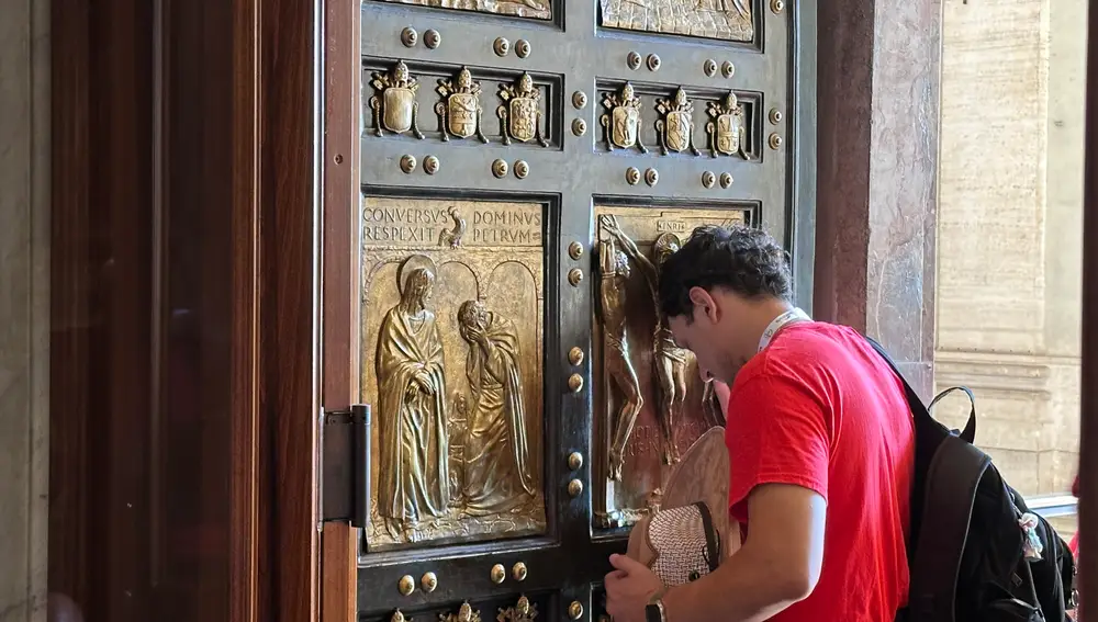 Entrando por la puerta santa de San Pedro. Jubileo de la Juventud