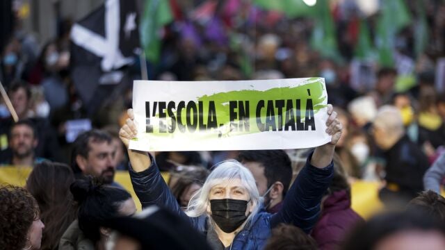 La diputada de la CUP, Dolors Sabater (c), participa en la manifestación convocada por los sindicatos Ustec, Intersindical, CGT, COS,Sindicat d'Estudiants dels Països Catalans (SEPC) y las Asociaciones Federadas de Familias de Alumnos de Cataluña (AFFaC) quienes participan este sábado en una protesta por las calles de Barcelona a favor de la inmersión lingüística en catalán y contra el acuerdo político que reconoce por primera vez el castellano como lengua vehicular en la enseñanza. 