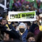 La diputada de la CUP, Dolors Sabater (c), participa en la manifestación convocada por los sindicatos Ustec, Intersindical, CGT, COS,Sindicat d'Estudiants dels Països Catalans (SEPC) y las Asociaciones Federadas de Familias de Alumnos de Cataluña (AFFaC) quienes participan este sábado en una protesta por las calles de Barcelona a favor de la inmersión lingüística en catalán y contra el acuerdo político que reconoce por primera vez el castellano como lengua vehicular en la enseñanza. 