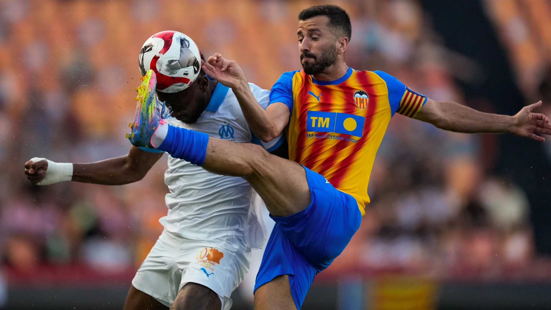 TARRAGONA, 29/07/2025.- El defensa del Olympique Michael Murillo (i) cabecea un balón ante José Luis Gayá, del Valencia, durante el partido amistoso que disputan este martes en el Nou Estadi Costa Daurada, en Tarragona. EFE/Enric Fontcuberta