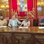 El presidente de la Diputación de Zamora, Javier Faúndez, suscribe el convenio de colaboración
