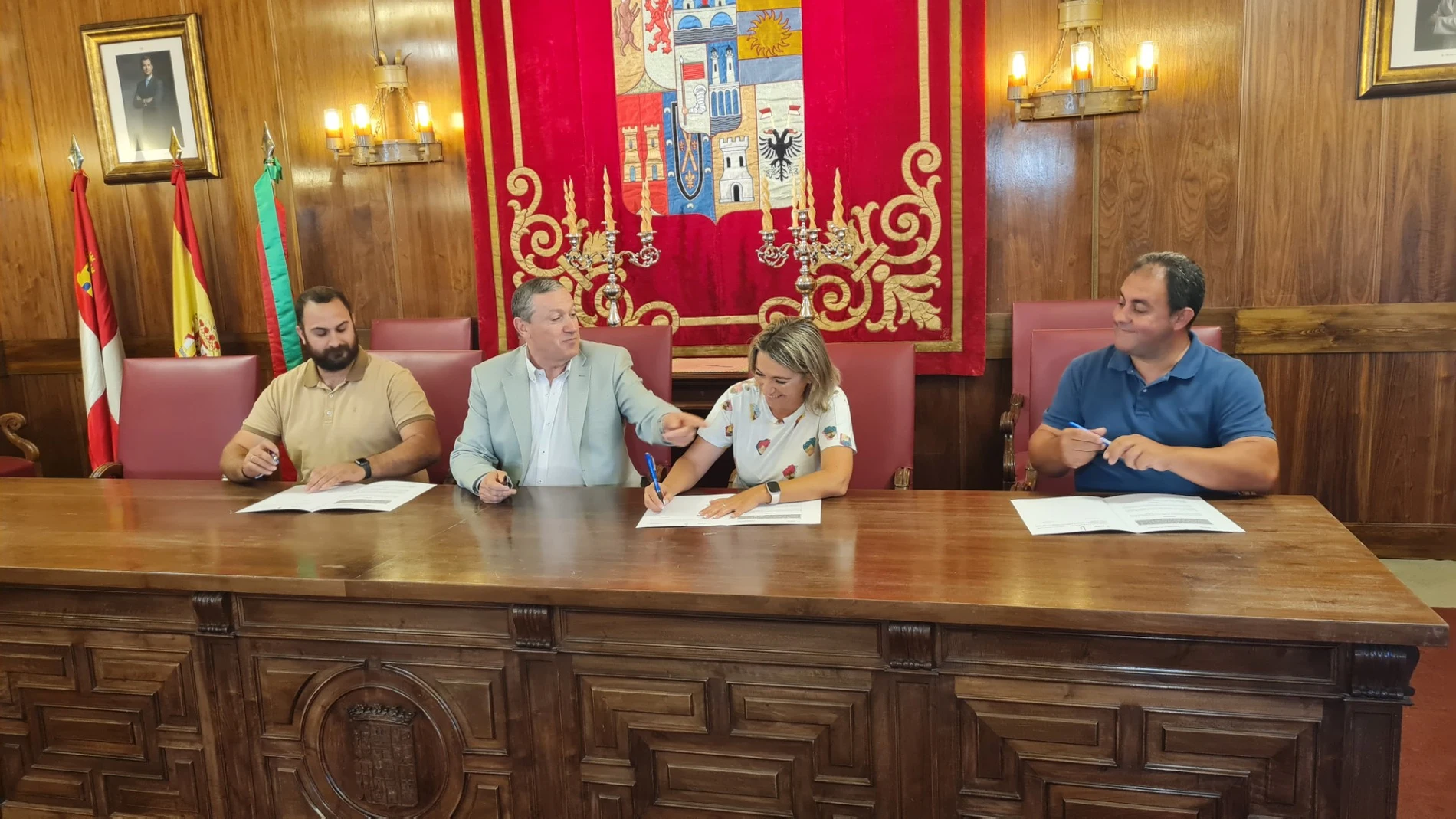 El presidente de la Diputación de Zamora, Javier Faúndez, suscribe el convenio de colaboración