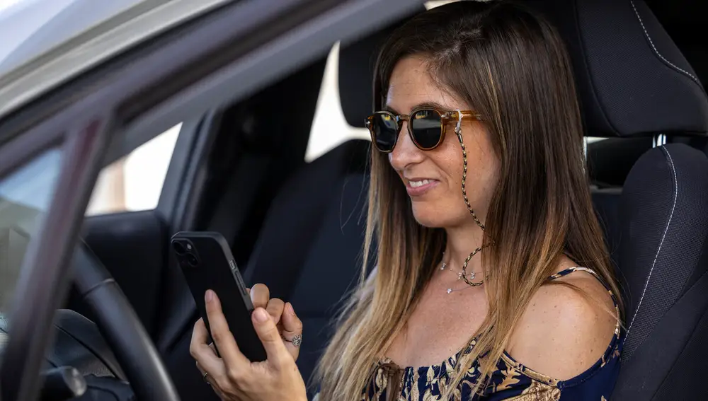 Clienta usa la app Waylet para pagar desde el coche