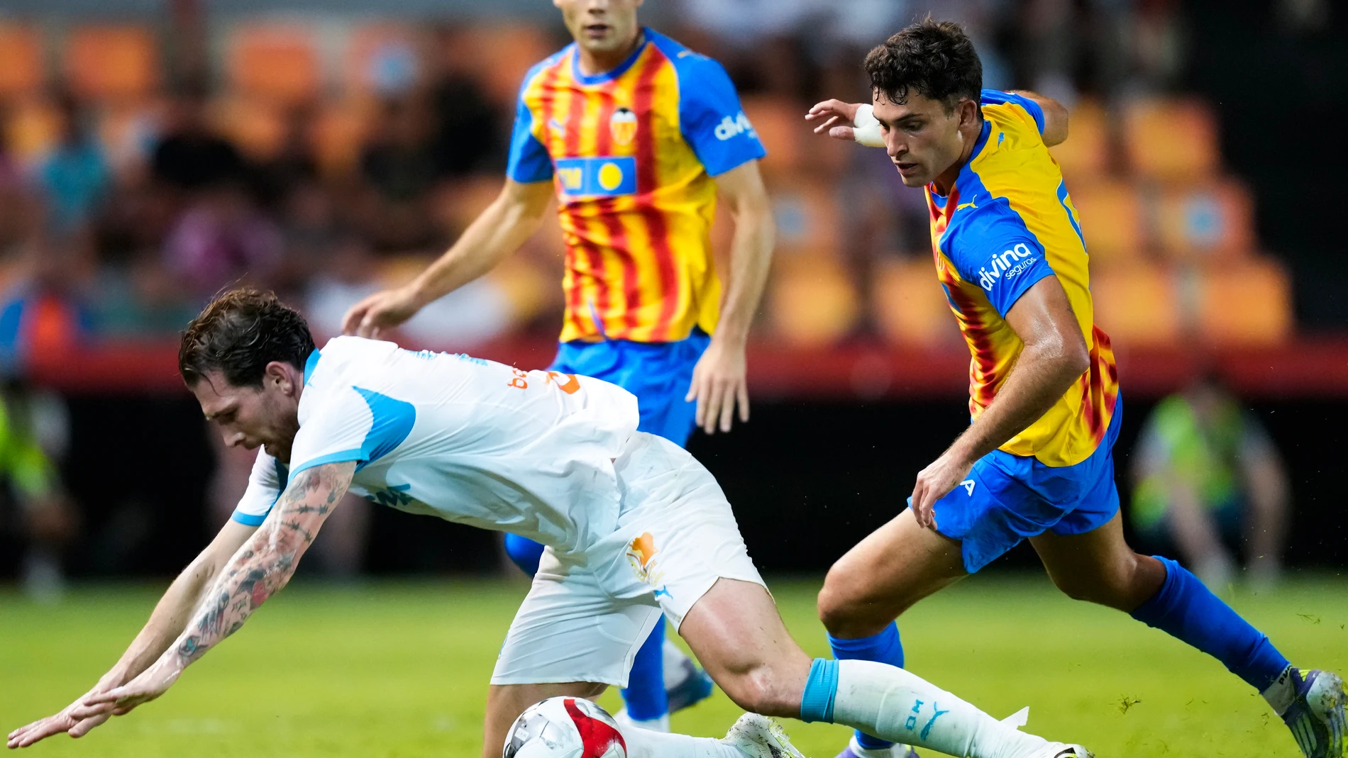 TARRAGONA, 29/07/2025.- El delantero del Olympique Amine Gouiri (i) cae ante Fran Pérez (d), del Valencia, durante el partido amistoso que Valencia CF y Olympique Marsella disputan este martes en el Nou Estadi Costa Daurada, en Tarragona. EFE/Enric Fontcuberta