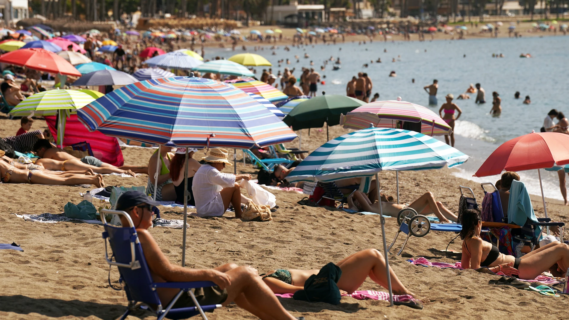 Numerosos turistas y malagueños disfrutan de la playa de La Malagueta. A 29 de julio de 2025, en Málaga (Andalucía, España). Las altas temperaturas han animado a miles de personas a disfrutar de las playas de La Costa del Sol en estos últimos días de julio. 29 JULIO 2025 Álex Zea / Europa Press 29/07/2025