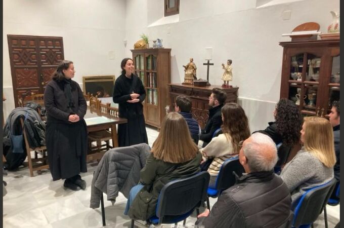 Unas jovenes pertenecientes a las Hijas del Amor Misericordio, durante una charla en una parroquia