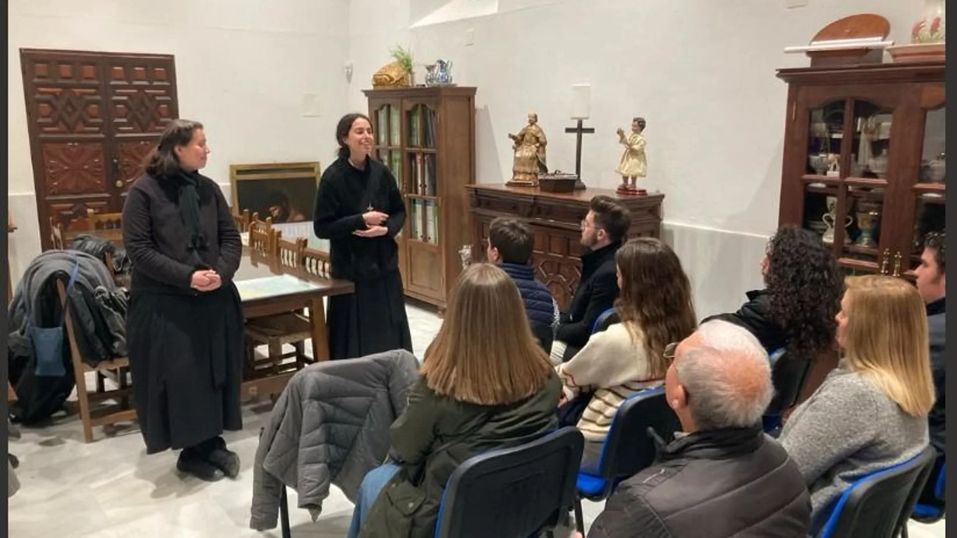 Unas jovenes pertenecientes a las Hijas del Amor Misericordio, durante una charla en una parroquia