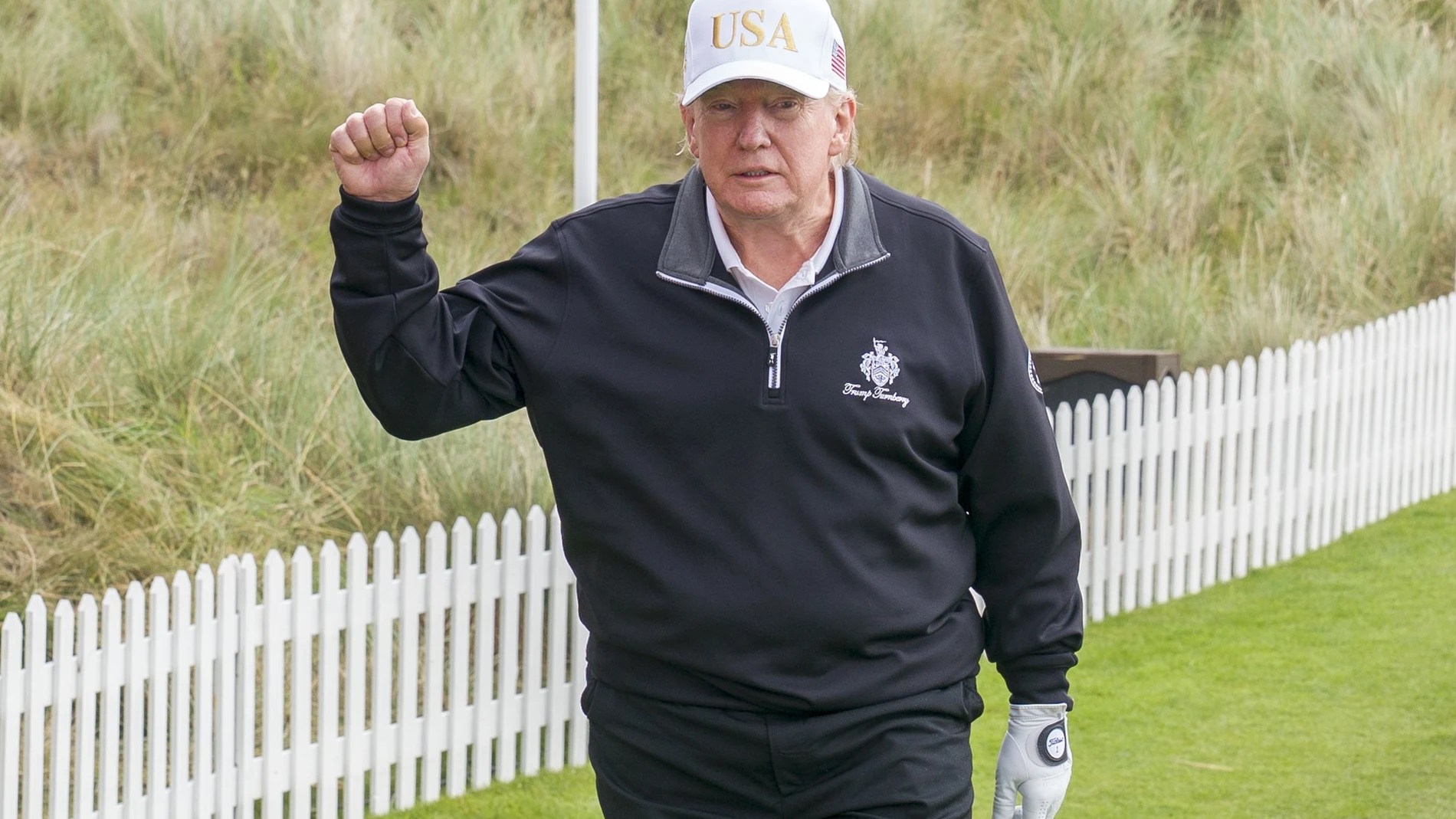 29 July 2025, United Kingdom, Balmedie: US President Donald Trump opens the New Course, the second championship course at Trump International Golf Links, on the Menie Estate in Balmedie, Aberdeenshire. The president is opening up a new course dedicated to his Scottish mother, who grew up on the Isle of Lewis, as part of his five-day private trip to the country. Photo: Jane Barlow/PA Wire/dpa29/07/2025 ONLY FOR USE IN SPAIN