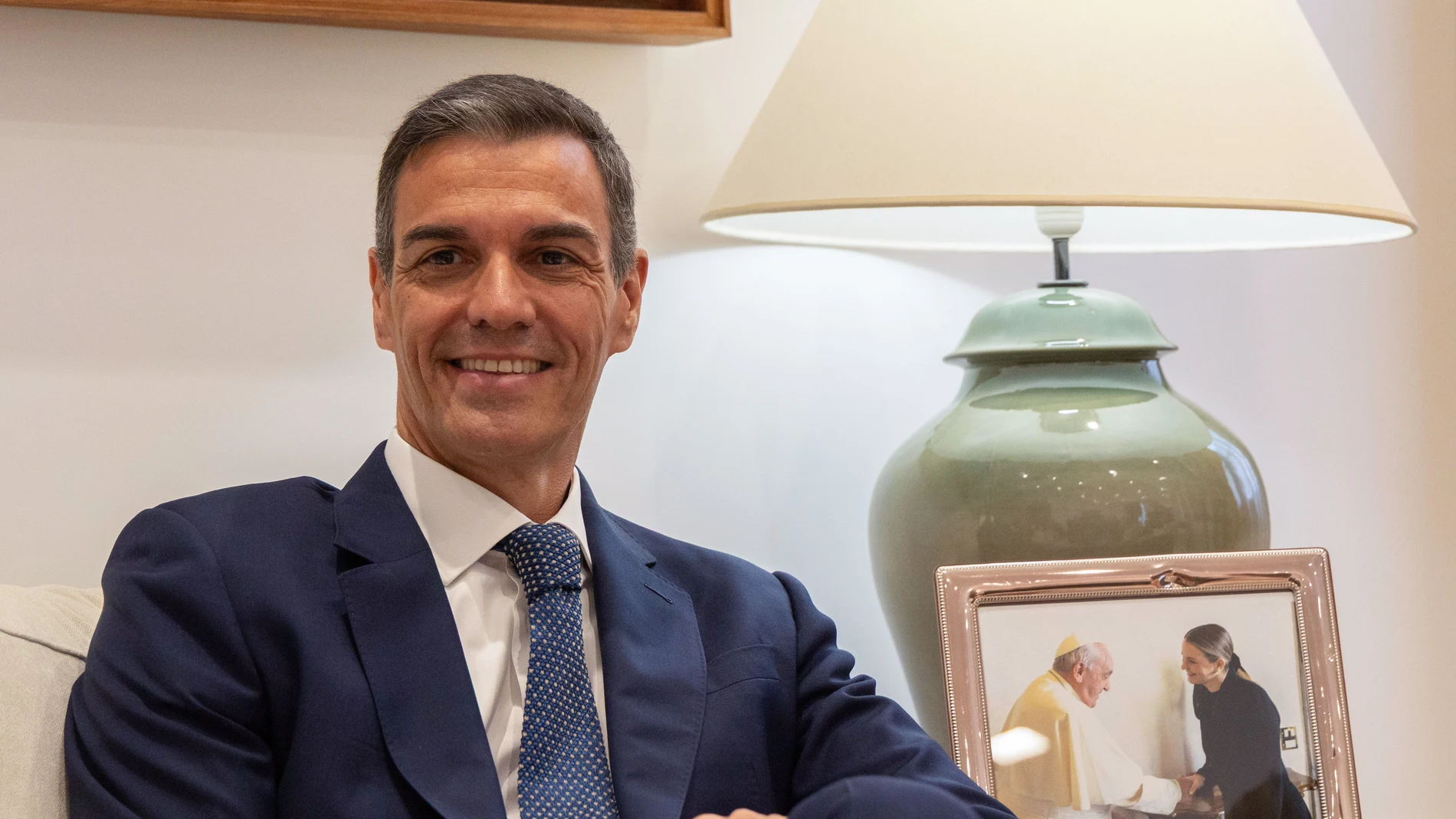 PALMA DE MALLORCA, 29/07/2025.- El presidente del Gobierno, Pedro Sánchez (en la imagen), se reúne con la presidenta del Govern, Marga Prohens, para tratar temas de migración, financiación y gestión aeroportuaria este martes, en el Consolat de Mar de Palma de Mallorca. EFE/ CATI CLADERA