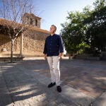 Rodrigo García Zafra, alcalde de Pedrezuela, el 28 de julio en la plaza de la Iglesia de San Miguel Arcángel del municipio.