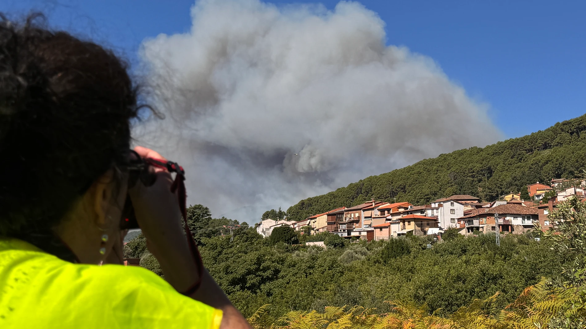 Incendio en Mombeltrán declarado Nivel 2.a En la foto desde Villarejo del Valle.