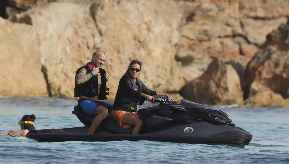 Karol G, en moto de agua por Formentera