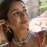Aquí están los 7 accesorios que hacen que un look de verano funcione de verdad
