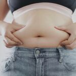 Solo necesitas 5 minutos: el ejercicio japonés que deja tu abdomen plano sin salir de casa