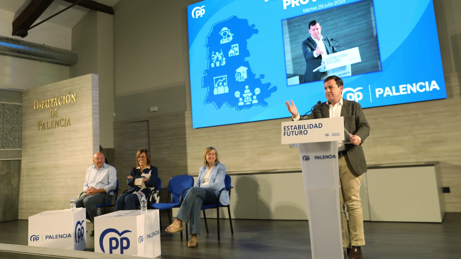 El presidente del Partido Popular y de la Junta Castilla y León, Alfonso Fernández Mañueco; y la presidenta del PP de Palencia, Ángeles Armisén, clausuran la Junta Directiva Provincial del PP en esta provincia