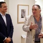 El Museo Casa Botines Gaudí expone las fotografías que Català-Roca hizo en León. En la imagen, el hijo de Catalá-Roca, Andreu Catalá, junto al director del museo, Raúl Fernández Sobrino